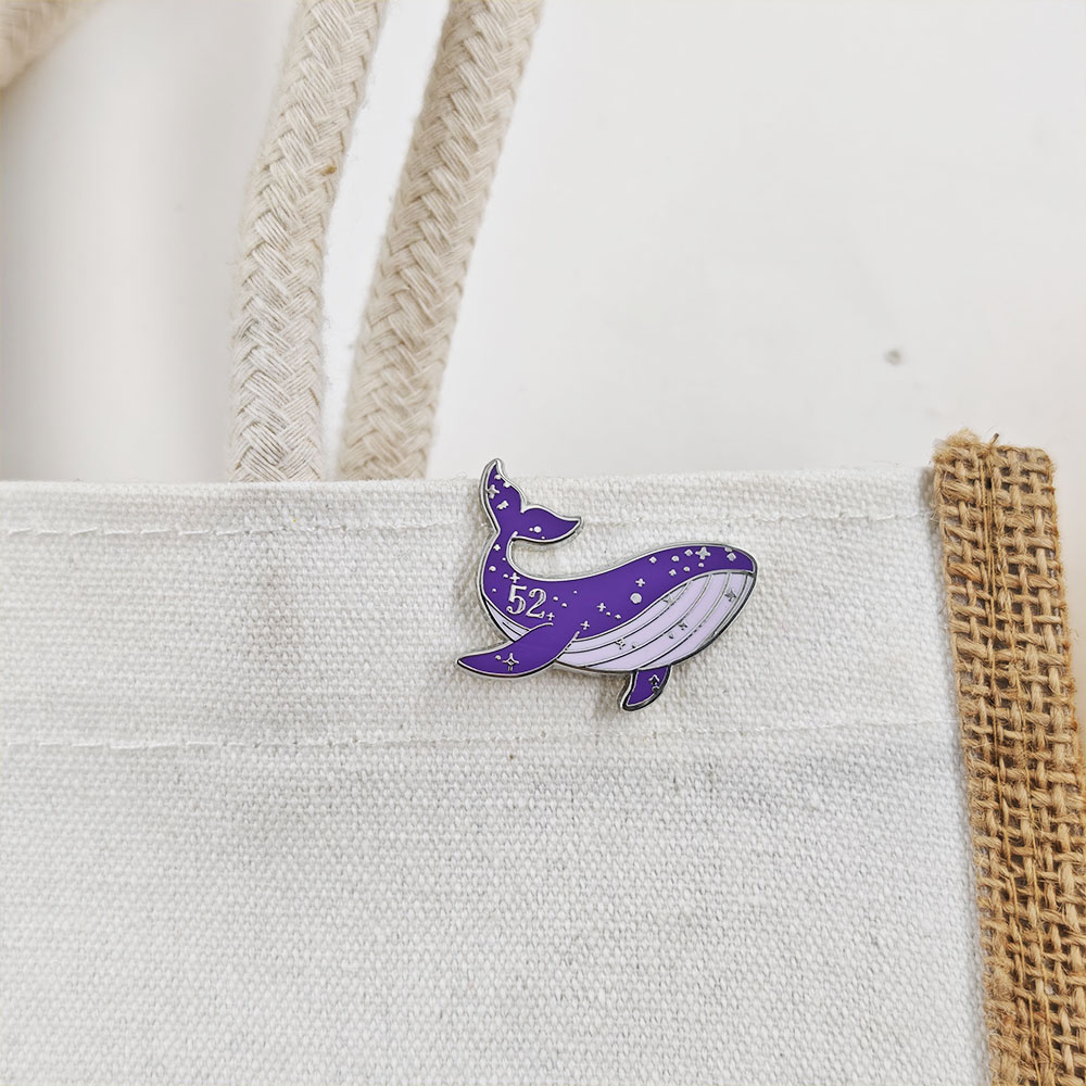 Pin de esmalte Kpop ARMY 52 He - Embroidery Fish reseña y precio